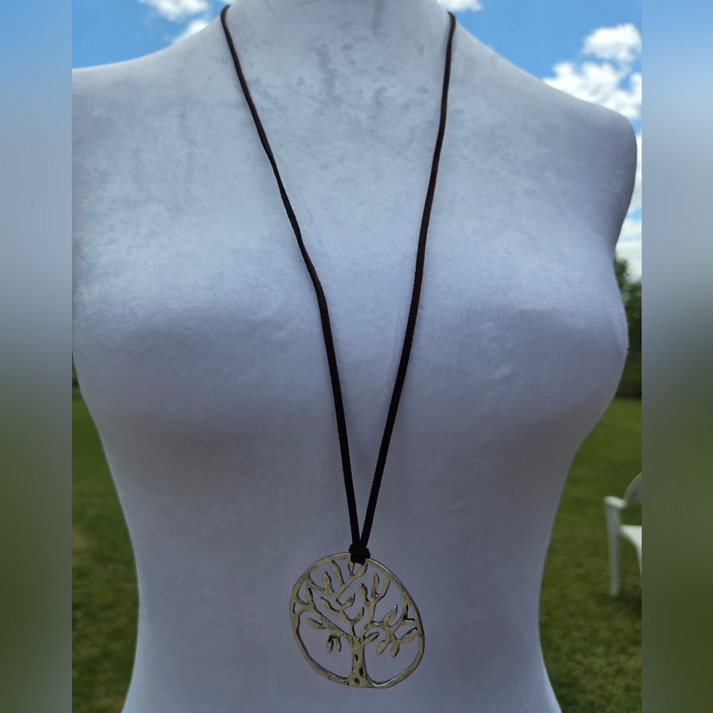 12. Elegant Gold Pendant Necklace